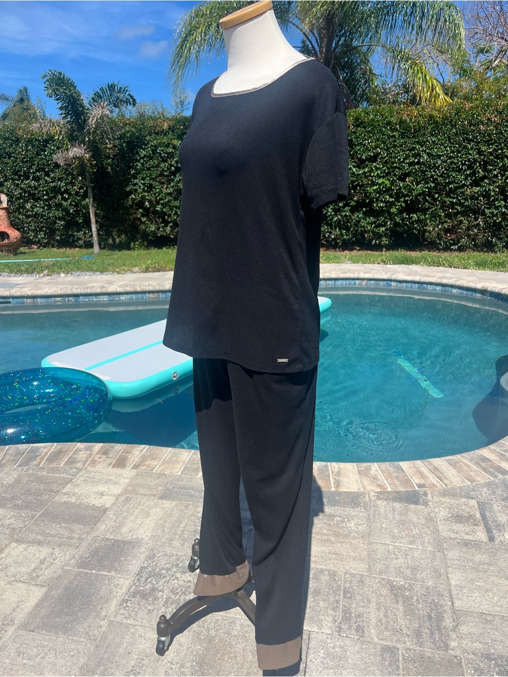 Tahari pj set size medium